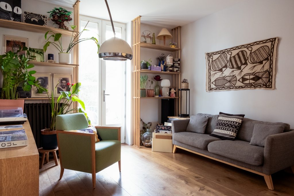 alon chaleureux aménagé avec mobilier en bois de réemploi, ambiance cocooning et inspiration voyage