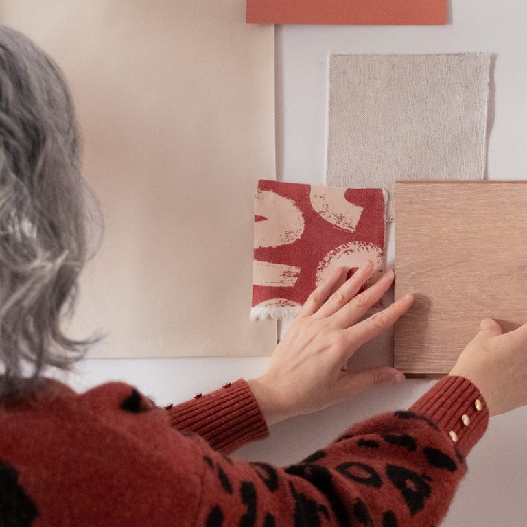 Sélection de matières et de couleurs lors d’un travail de conception en architecture d’intérieur, approche sensible et sur mesure