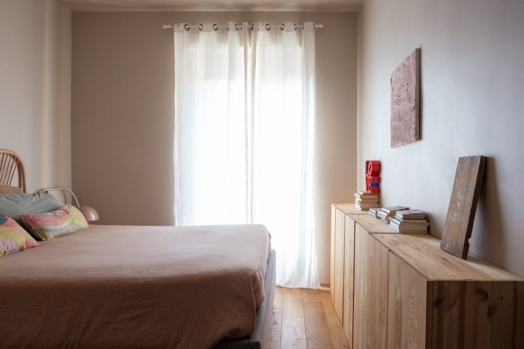 Chambre parentale aux teintes douces et color block apaisant, aménagement favorisant un sommeil réparateur