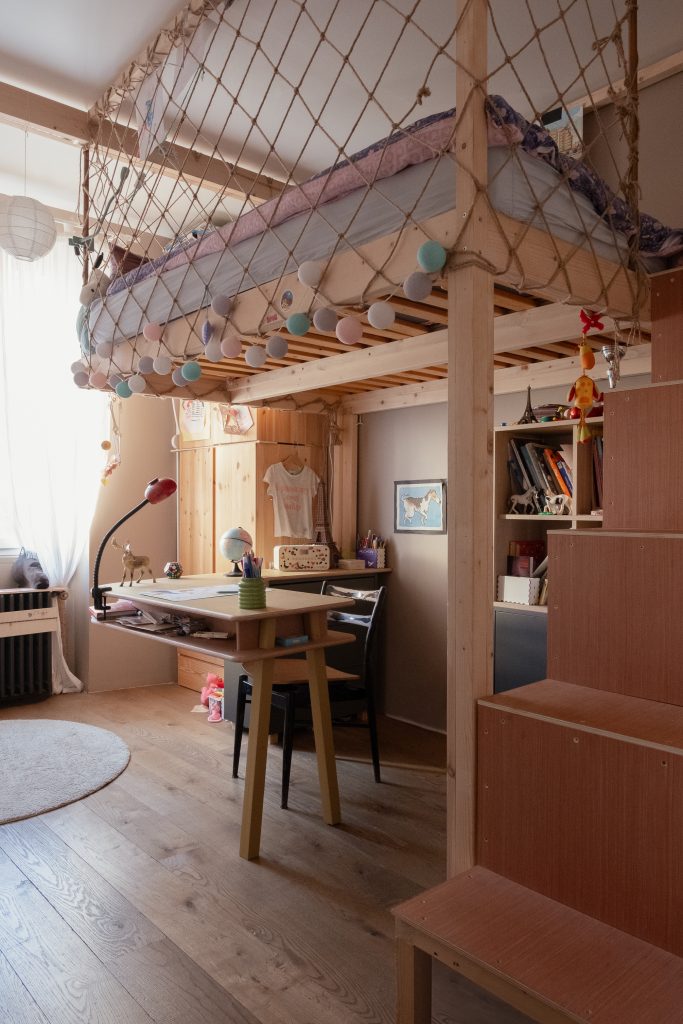 Chambre d’enfant évolutive avec lit mezzanine, structure en bois et espace créatif pensé pour accompagner la croissance