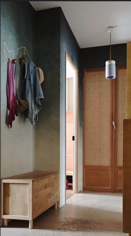 Entrée avec rangement créé à partir de portes-fenêtres en bois recyclées et customisées.